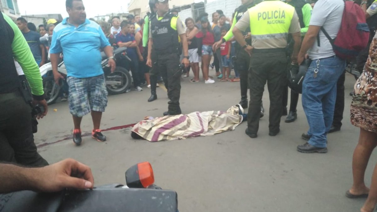 El cuerpo del hombre presentaba heridas de bala en su cabeza y abdomen.