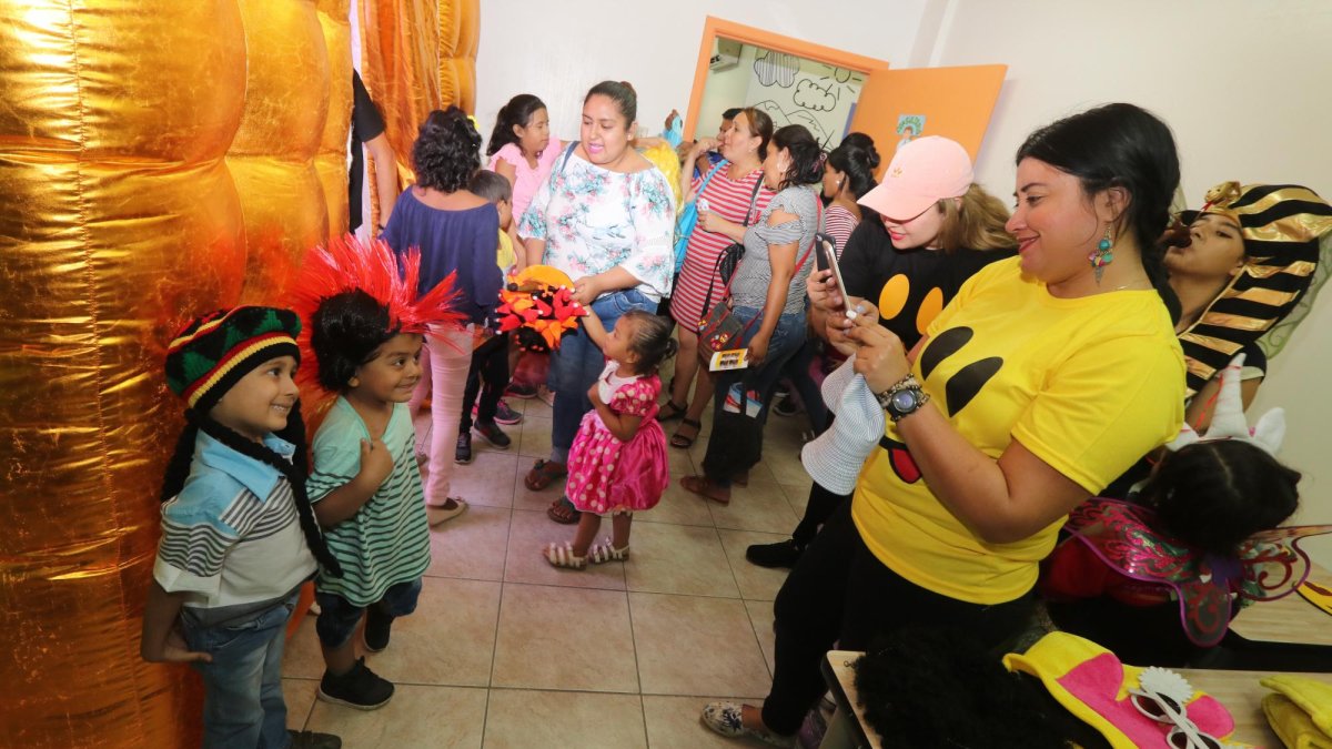 Las madres de familia formaron parte activa de esta fiesta para los más pequeños.