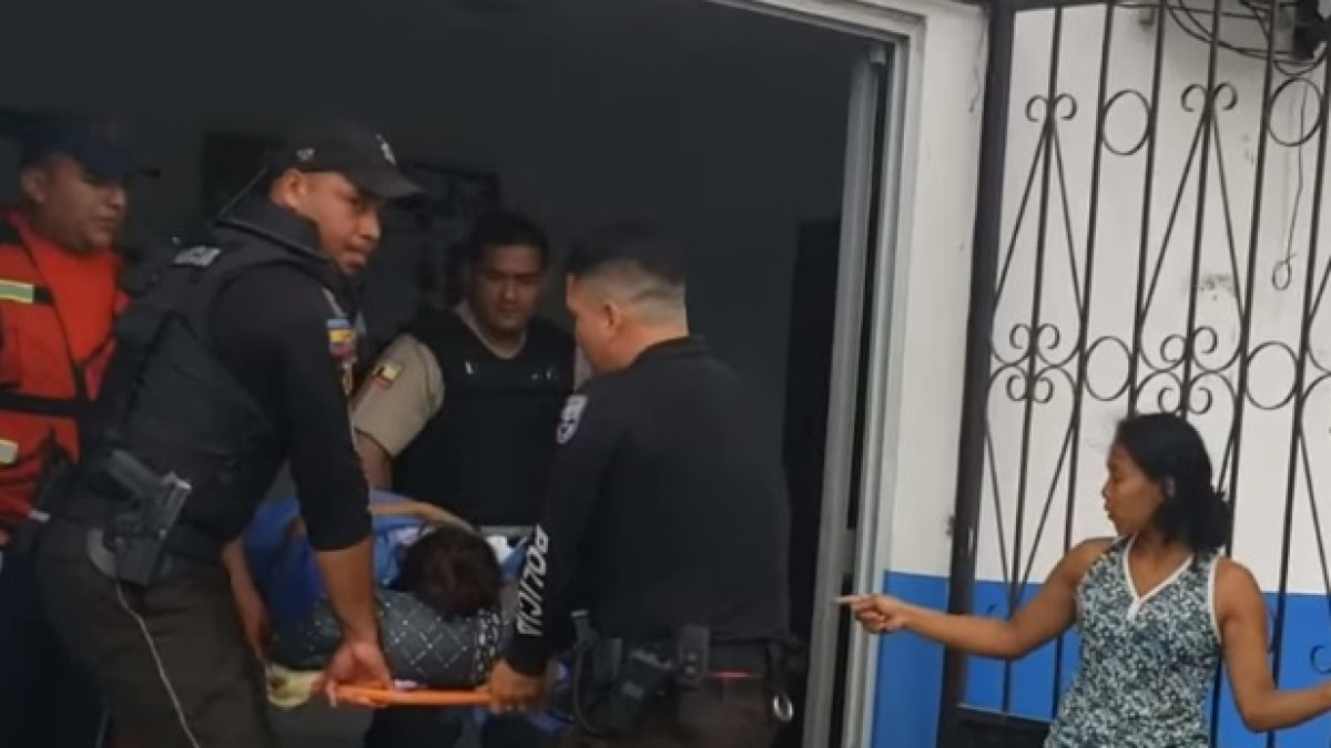 Bomberos y policías se convirtieron en parteros.