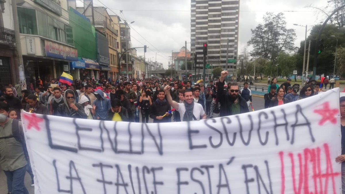 Estudiantes piden que el presidente Lenín Moreno derogue la liberación del subsidio a los combustibles.