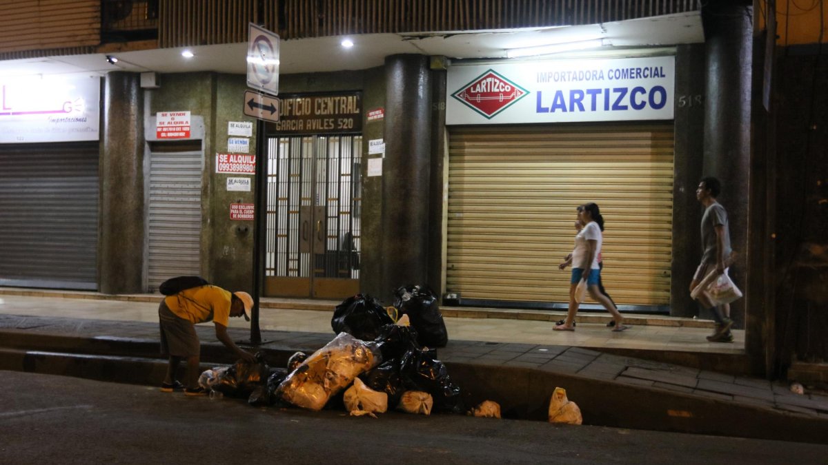 Descuido. Cuando los locales del centro de la ciudad cierran sus puertas, la basura queda en las aceras.