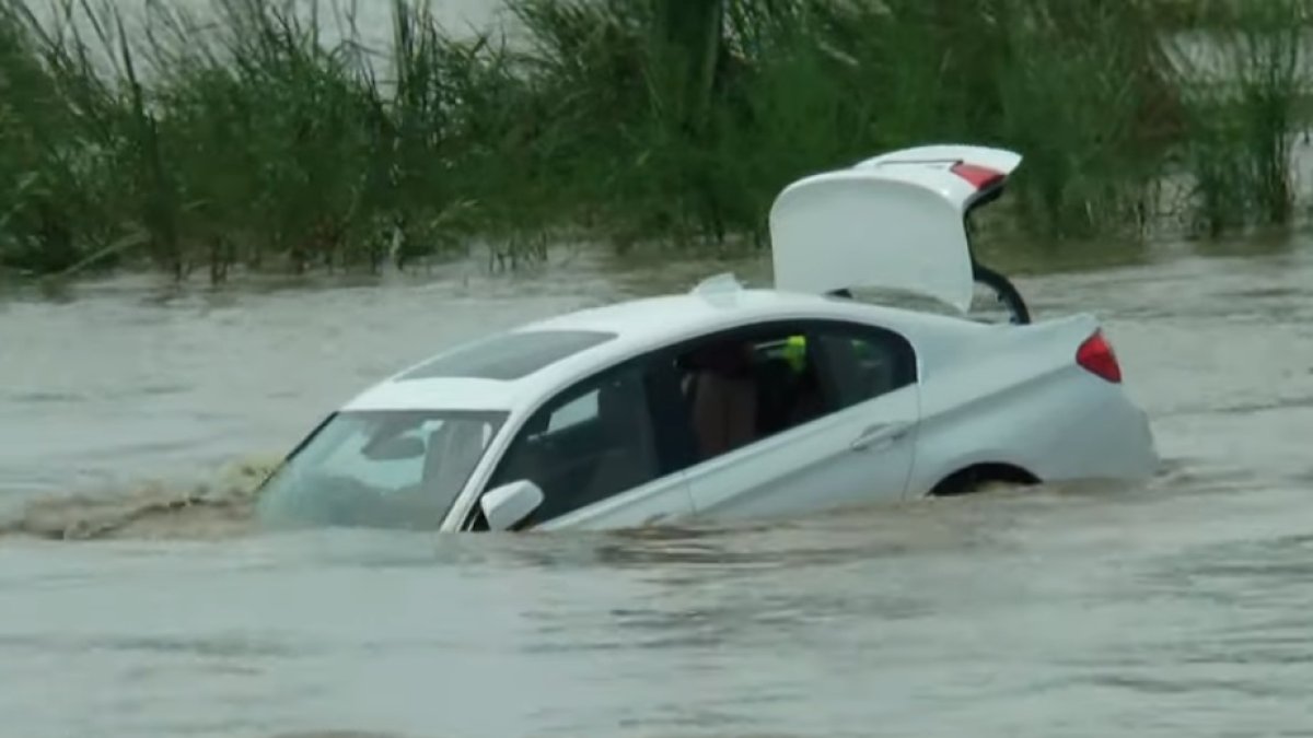 Akash recibió como regalo de cumpleaños un BMW y por no ser el que esperaba lo lanzó a un río.