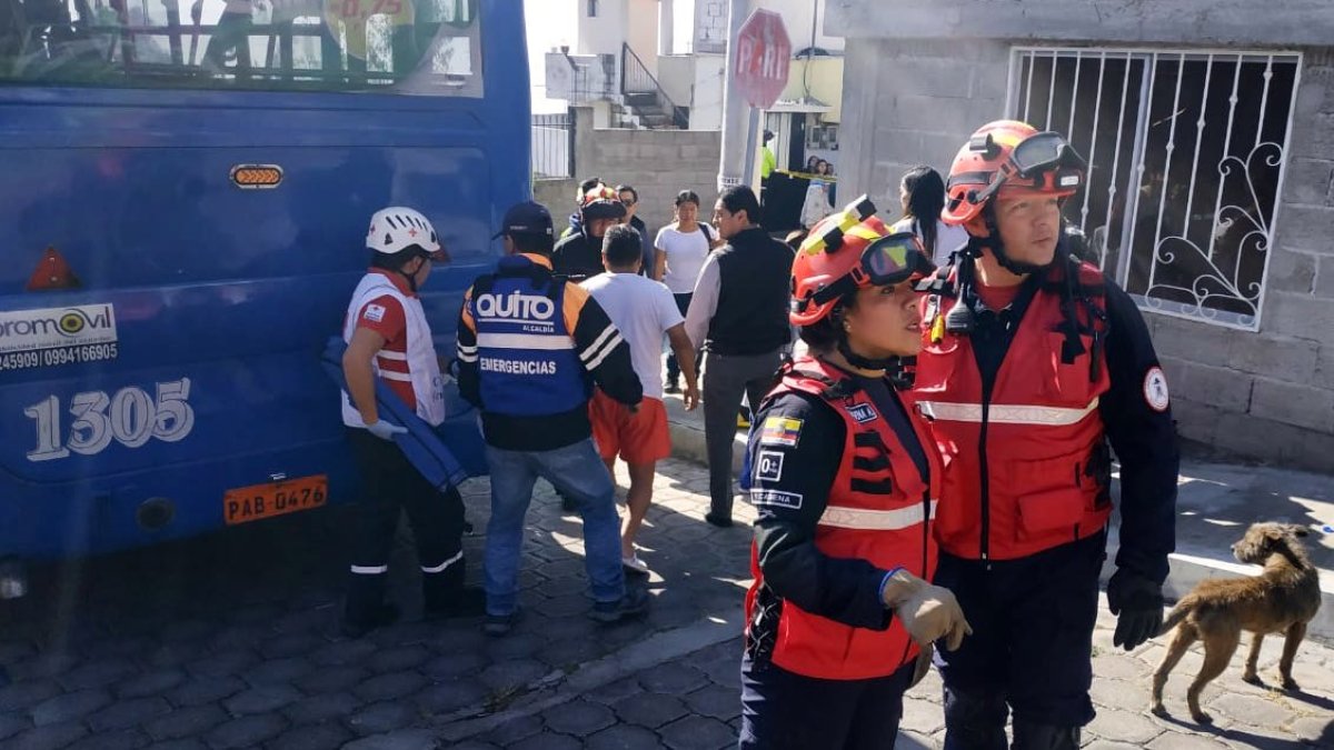 Personal del Cuerpo de Bomberos de Quito y demás instituciones llegaron a atender la emergencia.