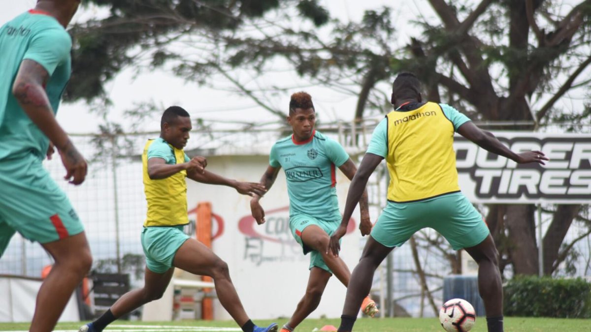 Barcelona entrenó a puertas cerrada antes de su viaje a Vinces de este miércoles.