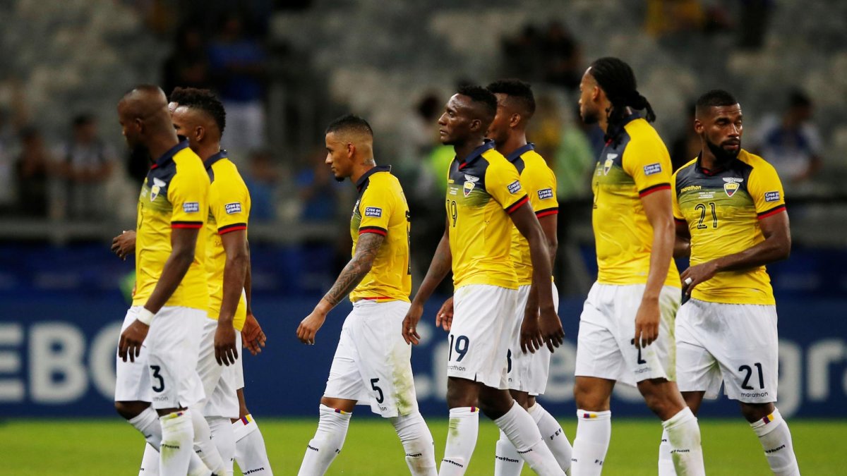 Jugadores de la selección ecuatoriana en el partido frente a Uruguay.