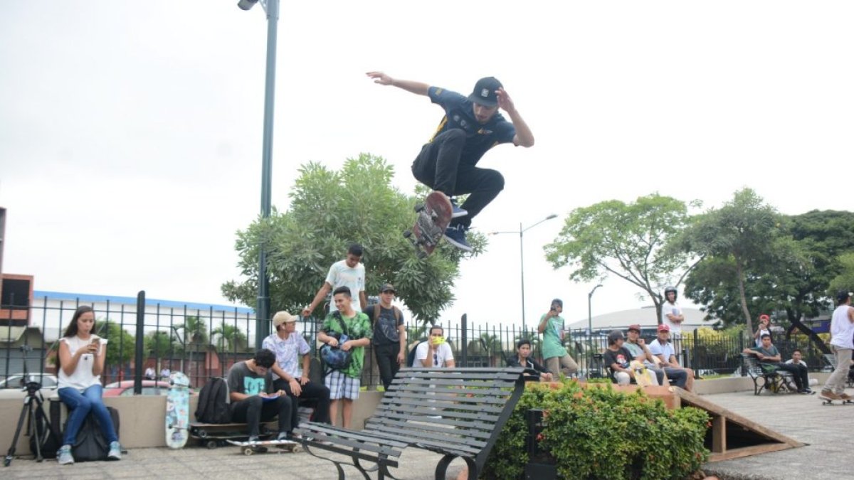 Los deportistas se congregaron para disfrutar y alentar a sus compañeros en una entretenida competencia donde buscaban realizar el mejor truco en rampa.