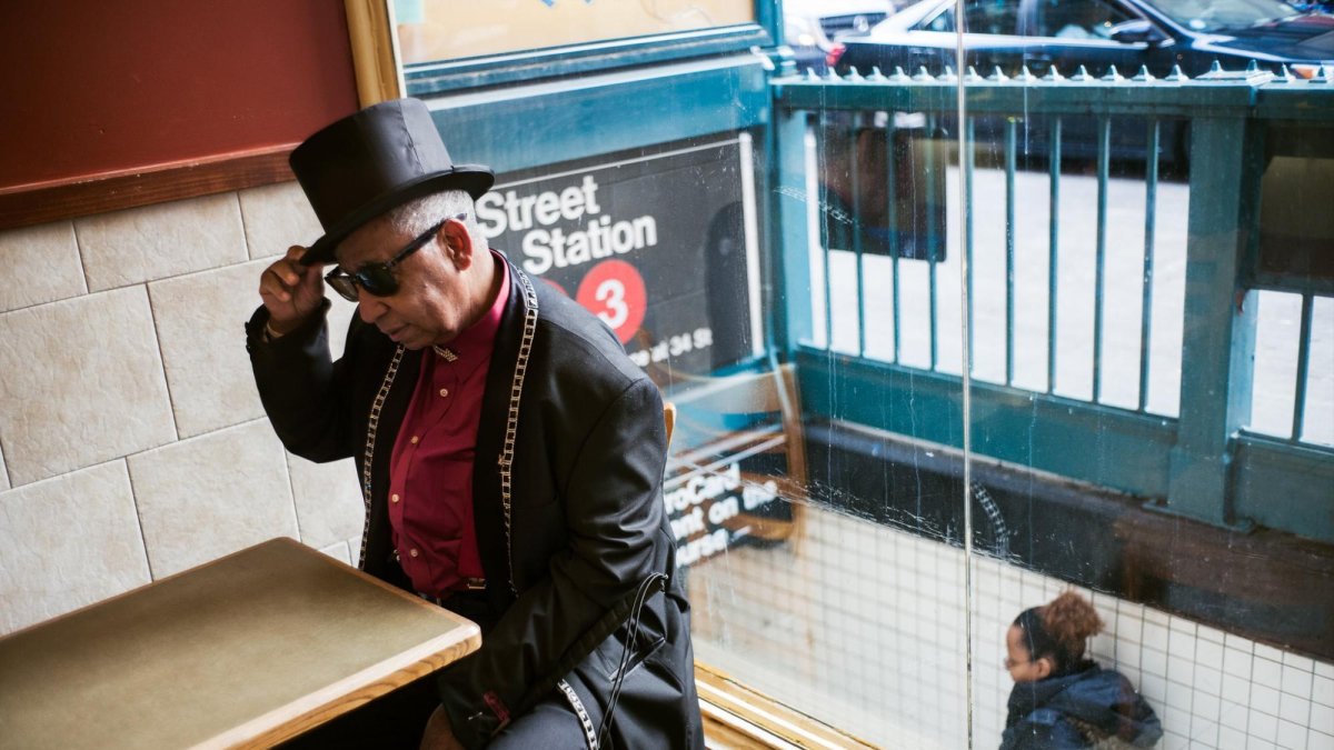 El mago ecuatoriano Olmedo Rentería, también conocido como Olmedini El Mago, reside desde hace 30 años en New York, donde, pese a que perdió la visión, continúa deleitando al público con su arte en los subterráneos de la Gran Manzana.