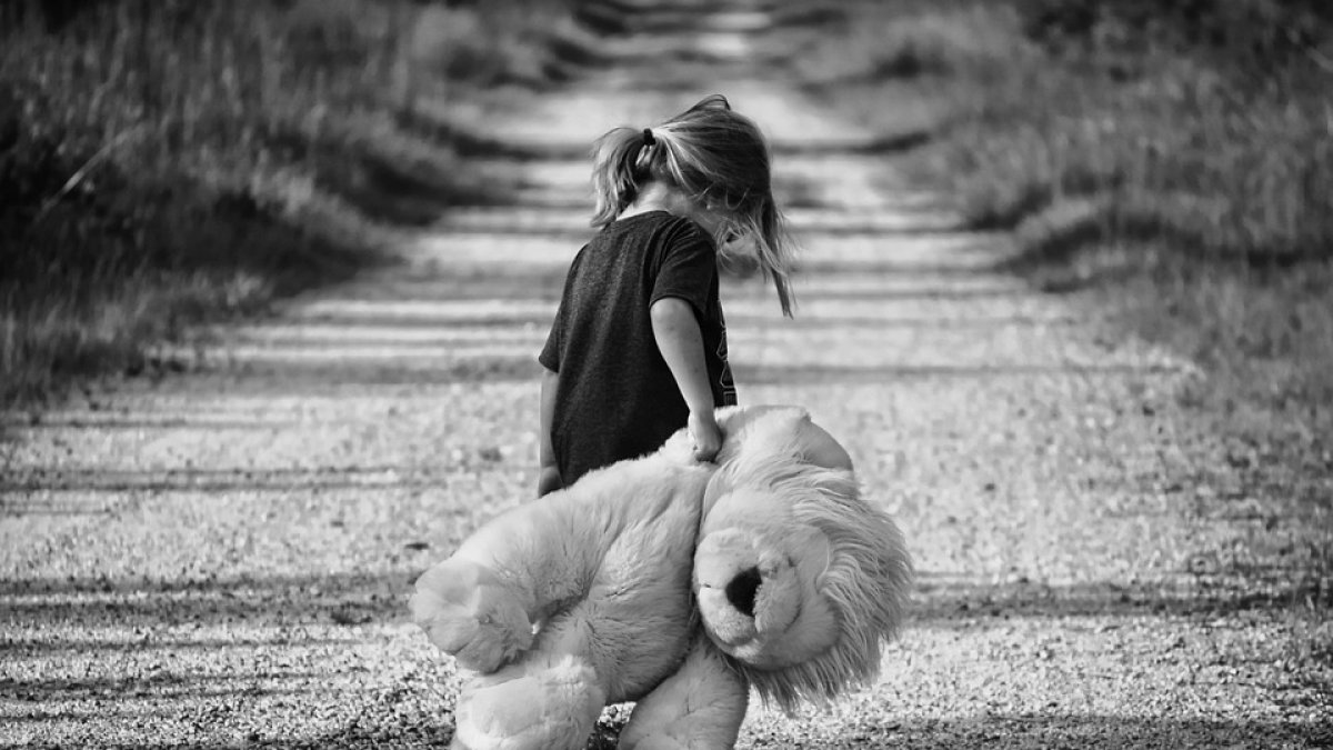 Con tristeza, Edwin Machuca dijo que su hermanita piensa que sus padres están de viaje. La niña de 9 años vio cómo su madre fue apuñalada.