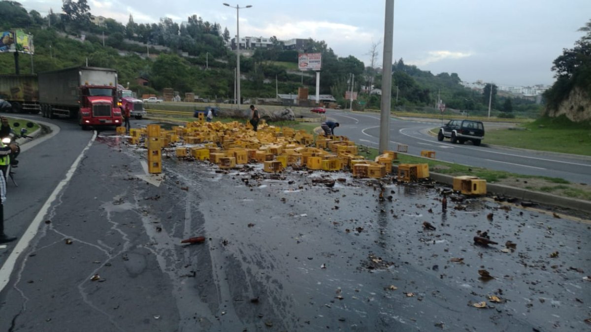 La vía que une Quito con Cumbayá quedó ‘bañada’ en biela. Esto luego de que un camión perdiera pista y se accidentara.
