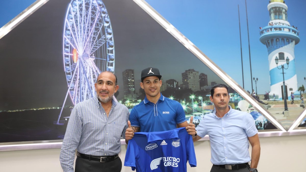 El futbolista venezolano fue recibido por Luis Idrovo (i), directivo azul.