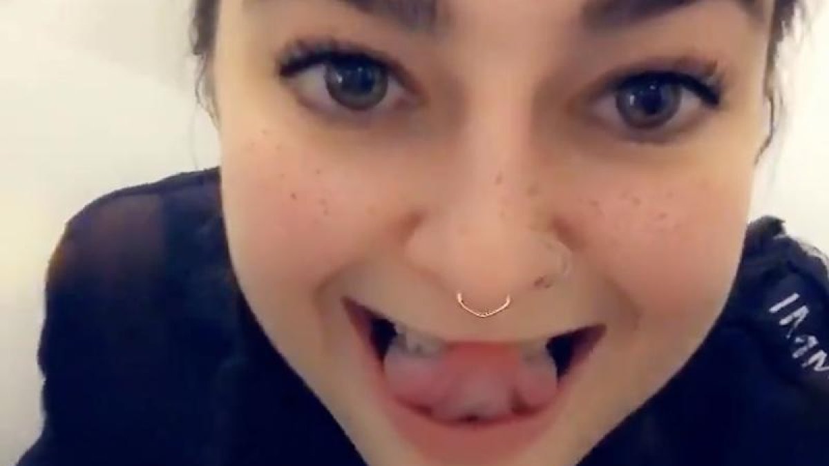 La mujer en realidad se dedica al sexo profesional.