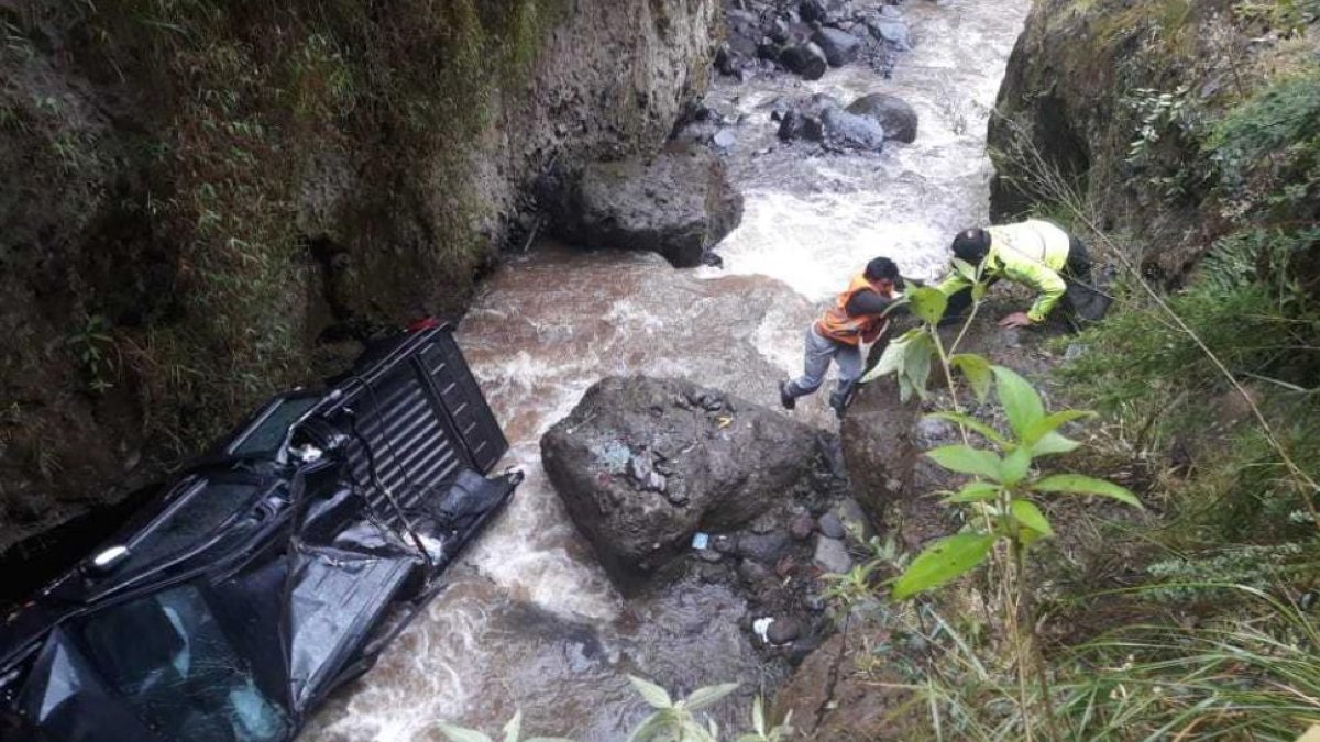 Antonio Viteri sobrevivió a una muerte segura tras caer al abismo con su carro.
