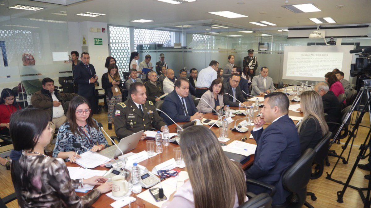 Sesión de comparecencias continúa con la Comisión de Soberanía.