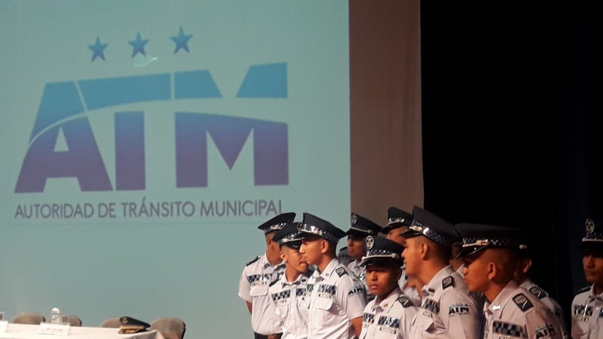 En el Teatro Centro de Arte se realizó la ceremonia de graduación de este grupo de jóvenes que se capacitó durante seis meses en instrucción formal, acondicionamiento físico y accidentología.