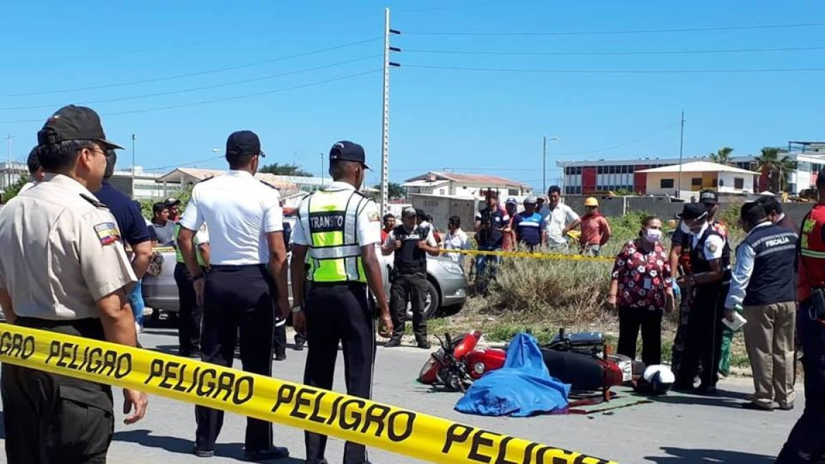 El cuerpo del difunto yacía en un charco lleno de sangre al pie de una moto que este manejaba.