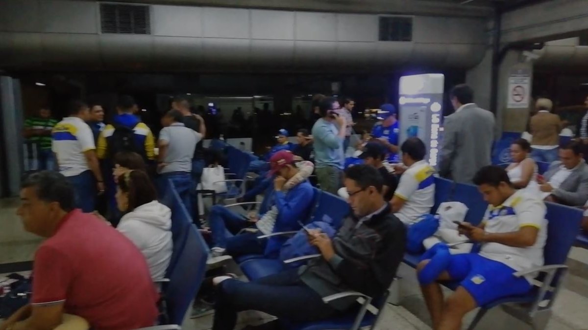 Jugadores esperan un nuevo vuelo para llegar a Guayaquil.