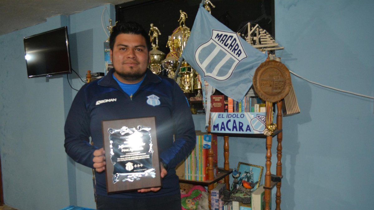 Durante cuatro años visitó bibliotecas y hemerotecas en Ambato y uno para las entrevistas y la redacción. El libro contiene 300 páginas.