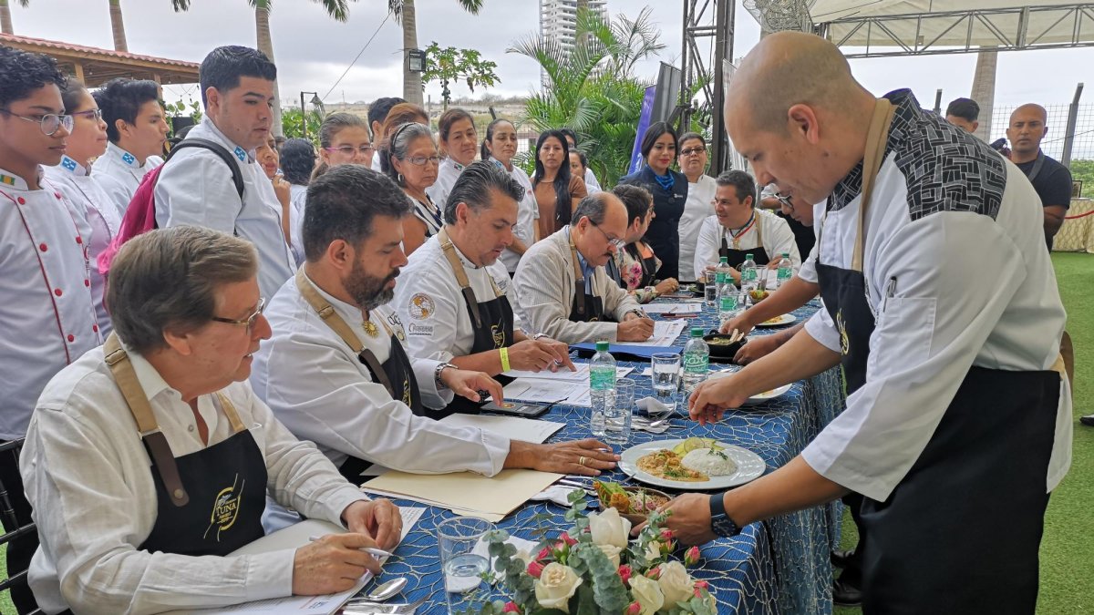 Los participantes muestran a los jueces sus platos, para que seqan evaluados.