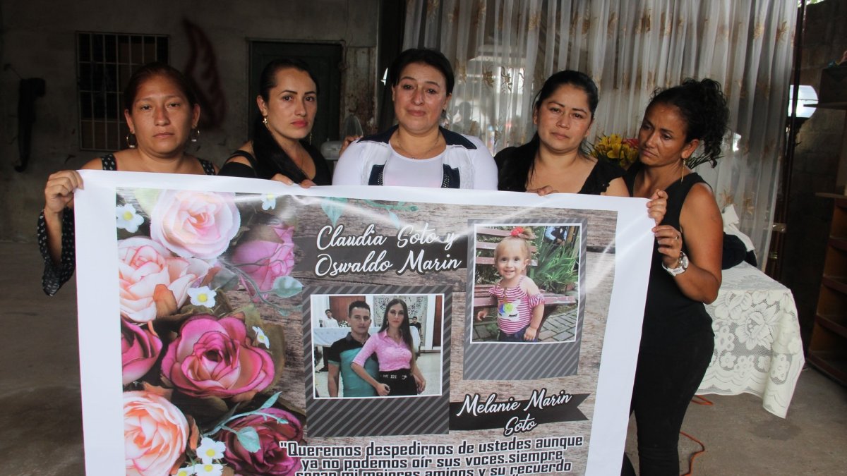 Amigas de la familia fallecida crearon y mandaron a imprimir un arte para recordarlos.