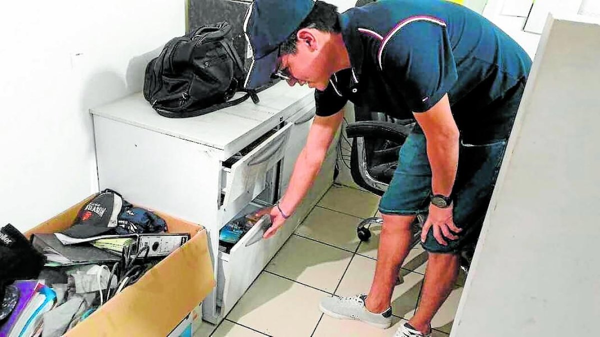 Luis Sellán muestra el cajón de donde sacaron el dinero.