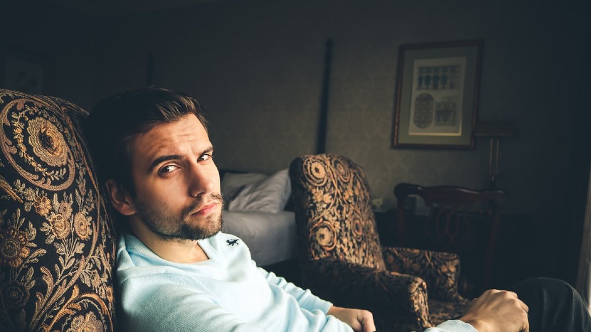 La masculinidad facial o las voces graves son  rasgos hereditarios que resultan atractivos para las mujeres.