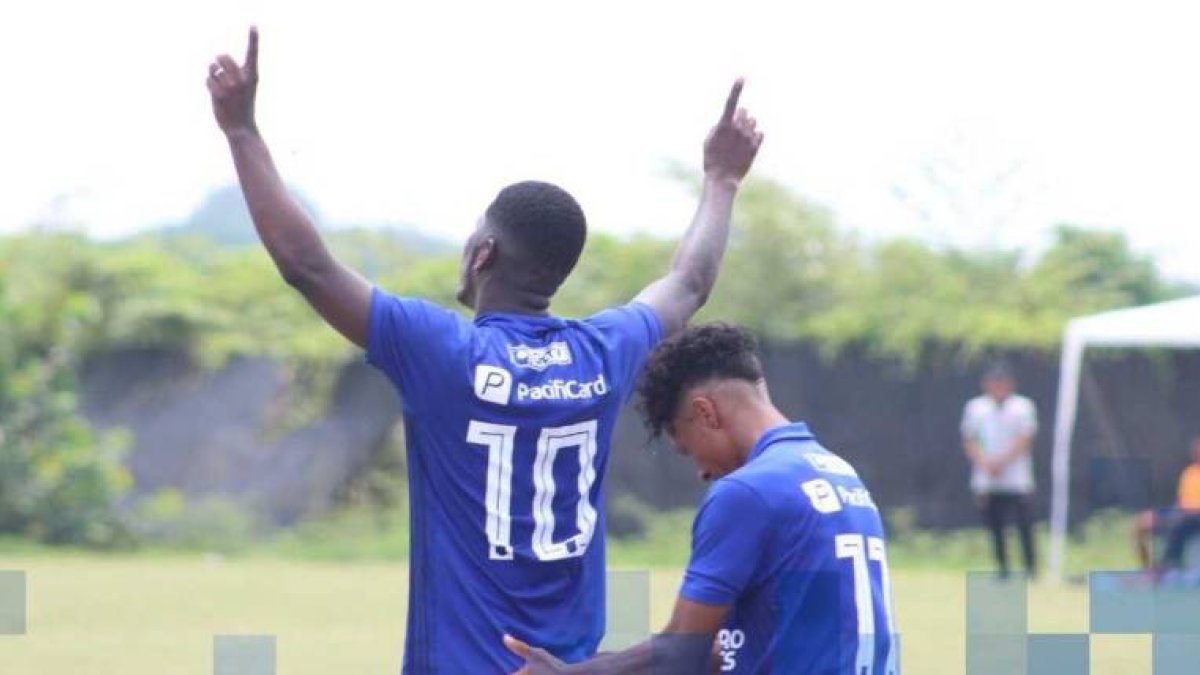 Cortez (i), anotó un doble en el compromiso.