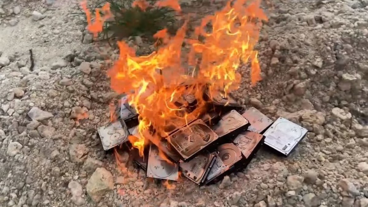 Momento en que una persona quema los discos duros.