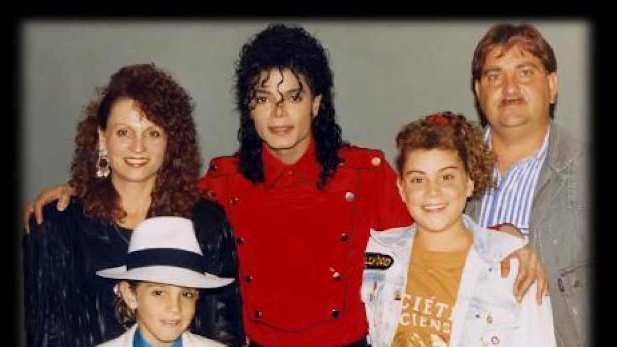 En dos entregas, el documental presenta el testimonio de dos hombres que acusan a Michael Jackson de abuso sexual.