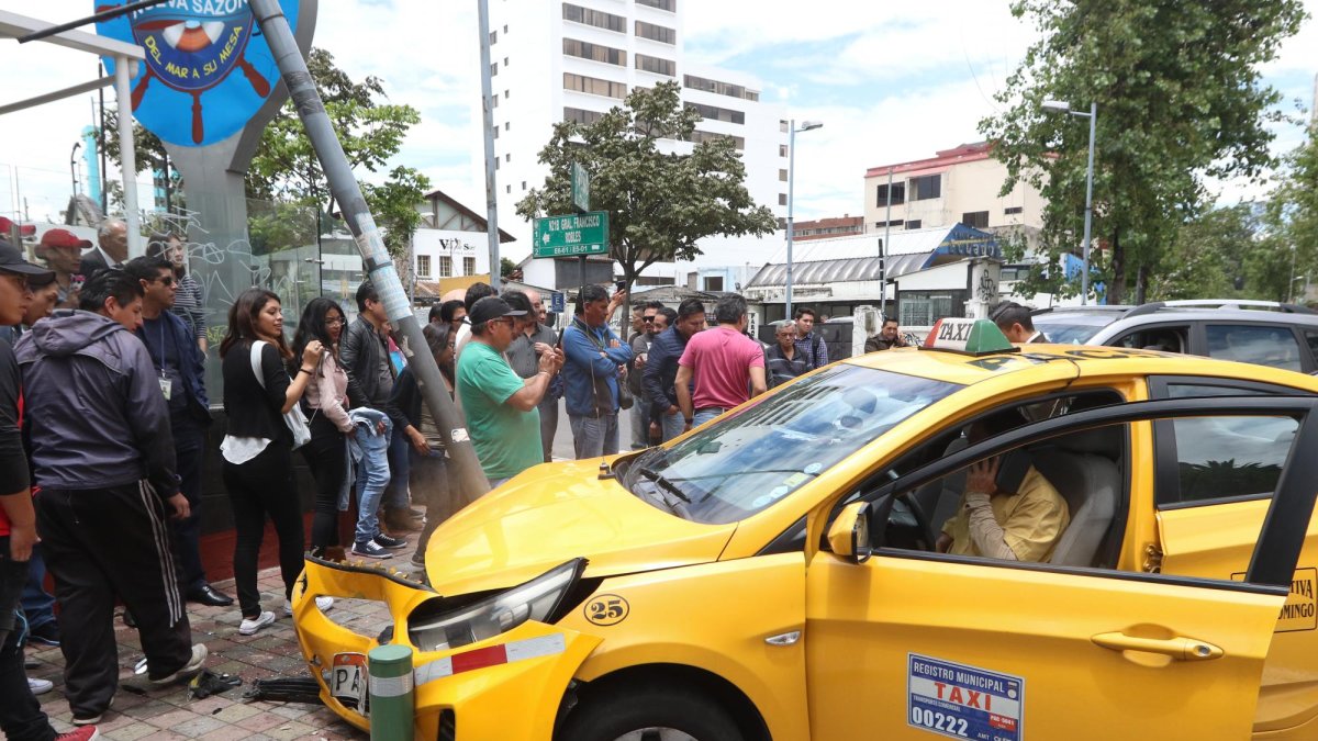 En el siniestro no se registraron personas heridas, pero sí daños a un poste de alumbrado público y varios bolardos de la acera.