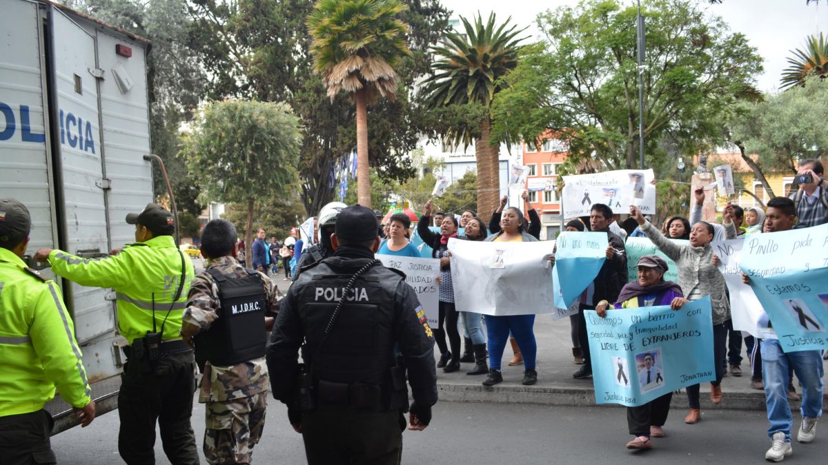 Este viernes fue llevado el sospechoso para que amplíe la versión. A las 09:00 que llegó el investigado, los familiares intentaron lincharlo, pero fueron impedidos por los servidores policiales.