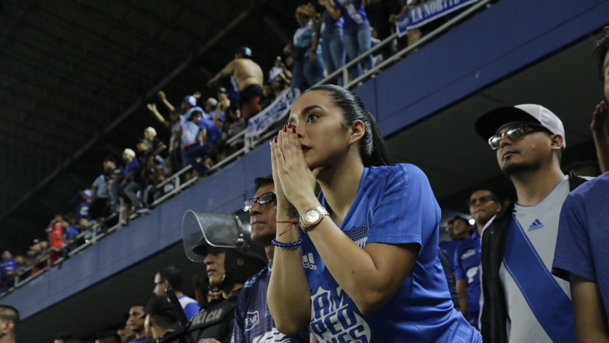 La hinchada azul sufre desde hace varias fechas porque su equipo no encuentra un juego claro.