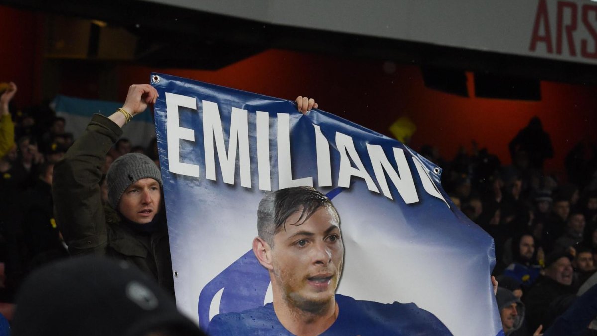 Un fanático del club Cardiff City muestra una pancarta del argentino, desaparecido desde el pasado 21 de enero.