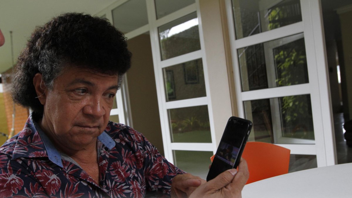 Gustavo Pacheco muestra el vídeo de una entrevista que Silvana Ibarra concedió a un programa de farándula.