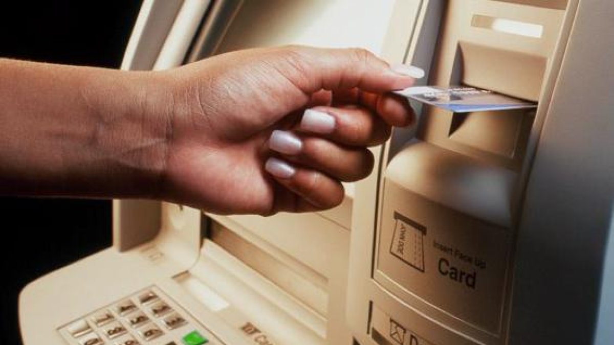 El Skimming consiste en la duplicación de tu tarjeta para realizar transacciones y retiros sin autorización tuya.