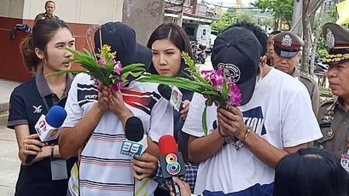 Los dos aprehendidos cubrían sus rostros con flores mientras vestían de blanco.