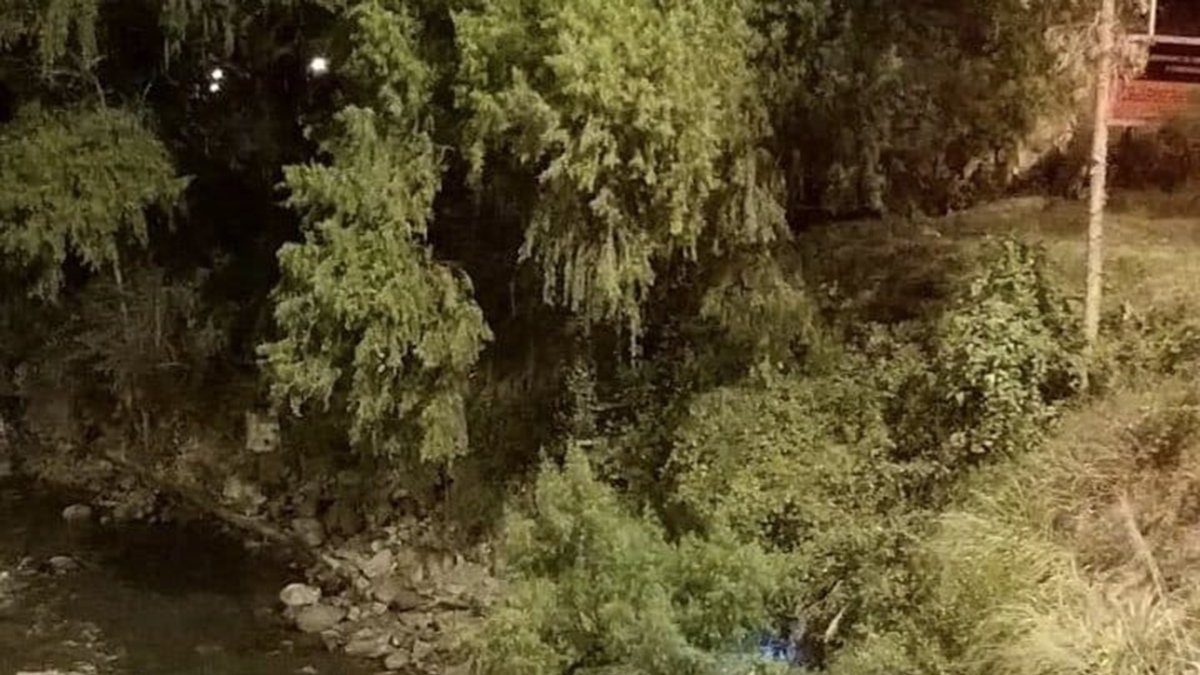 El auto quedó entre tres piedras grandes y con las llantas hacia arriba.