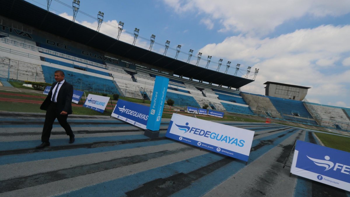 Yodir Barreiro, interventor técnico de Fedeguayas y Andrés Baquerizo, vicepresidente de Banco Pacífico, suscribieron el convenio ante la presencia de Andrea Sotomayor, titular actual de la Secretaría del Deporte.