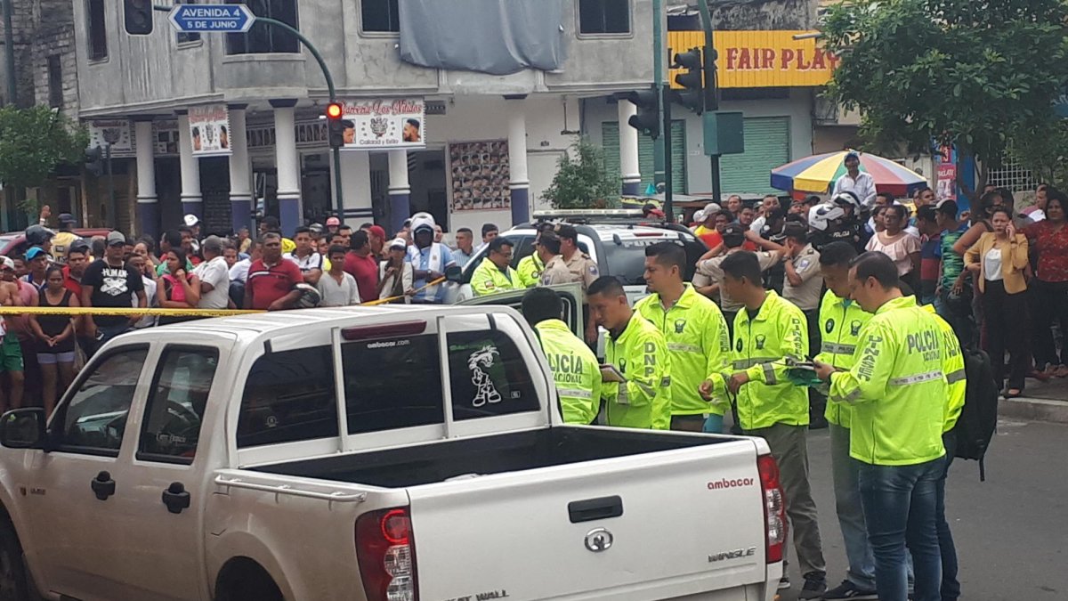Al interior del vehículo un hombre identificado como Miguel Cárdenas habría asesinado a su exconviviente y producto del altercado él también resultó herido.