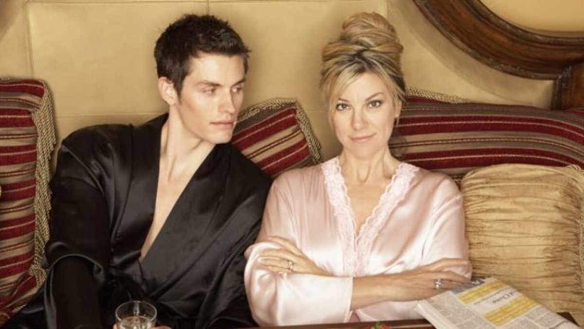 Las mujeres mayores tienen algo que atrae a los jóvenes.