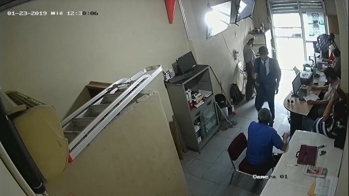 El hecho ocurrió a las 12:30 del pasado 23 de enero y quedó grabado en las cámaras del local. Las imágenes se han hecho virales en redes sociales.