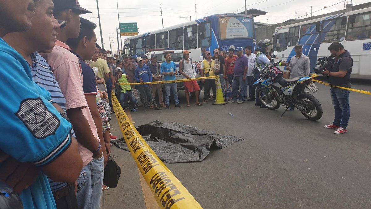 El cadáver el hombre sin identificar quedó tendido en media vía.