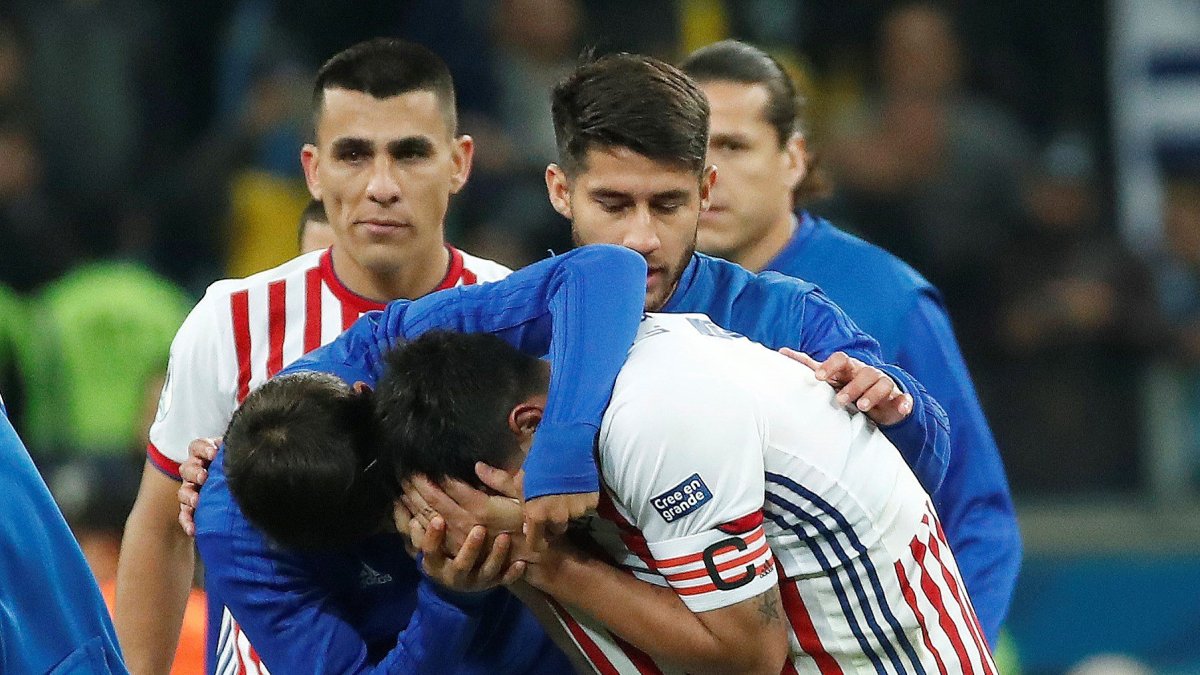 Gustavo Gómez (d), de Paraguay, llora al perder en la serie de tiros penaltis.