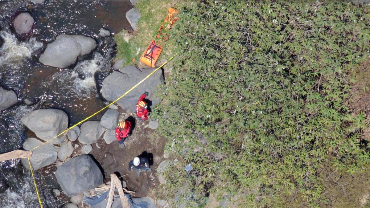 1.- Miembros de la Policía descendieron más de cien metros para recuperar el cadáver de la joven.