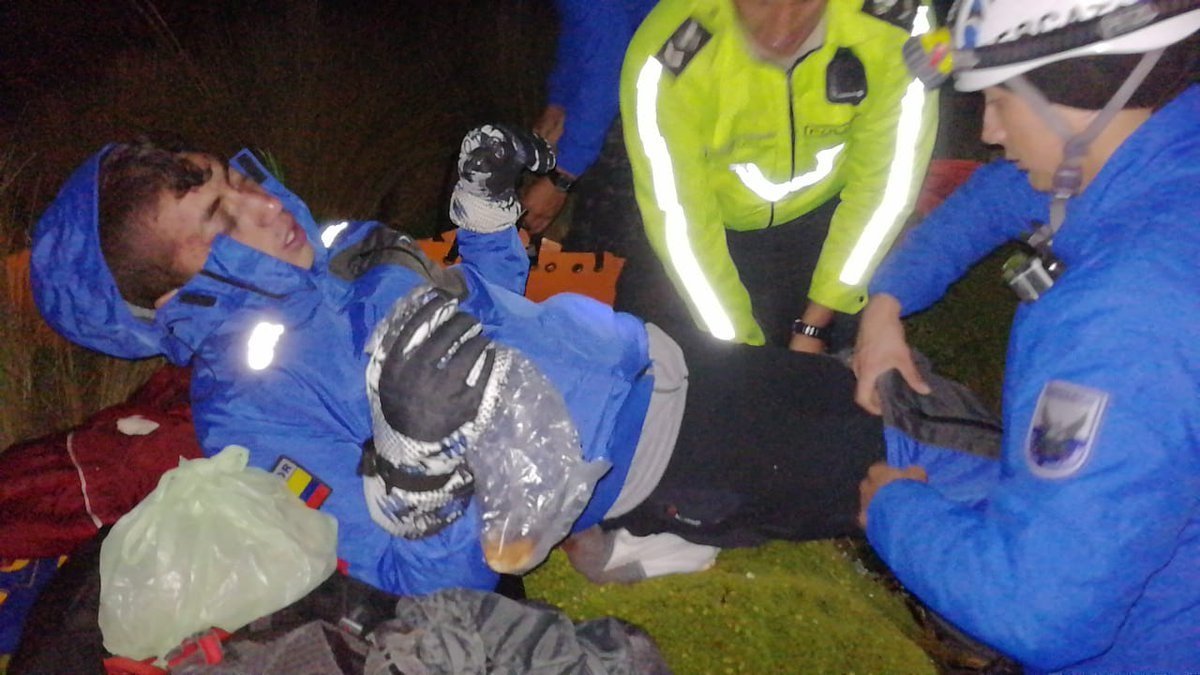 Miembros de rescate brindan las atenciones médicas al andinista.