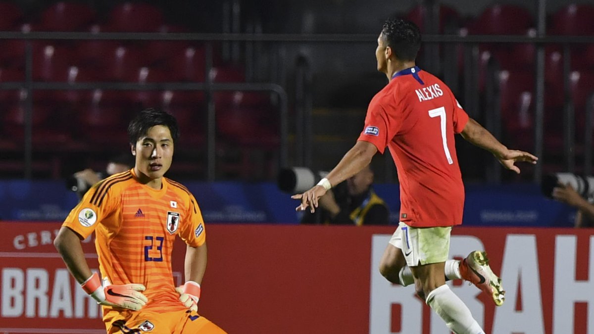 Alexis Sanchez celebrando su anotación ante Japón.