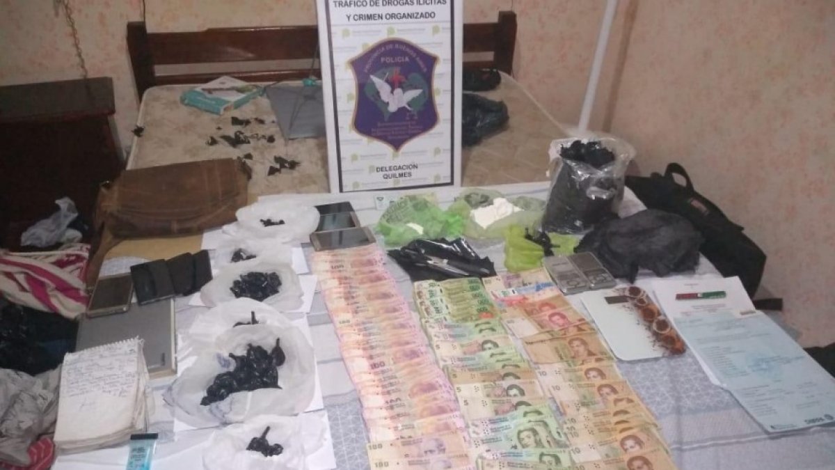 El ecuatoriano vivía en un hotel ubicado en la localidad de Constitución, donde se halló dinero y droga.