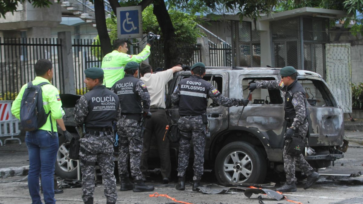 Personal especializado revisó la escena de la explosión y posterior incendio.
