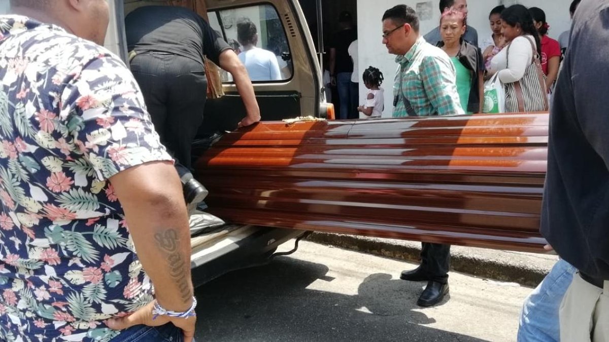 Referencial. El sujeto mantuvo a su mujer y sus hijos amenazados.