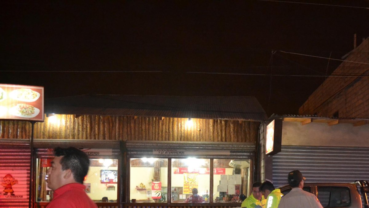 Las personas que se encontraban cerca del sitio donde ocurrió el problema escucharon los gritos y dieron aviso a la policía. Los uniformados al llegar a la habitación de donde procedía el escandalo hallaron al herido en un colchón sangrando.