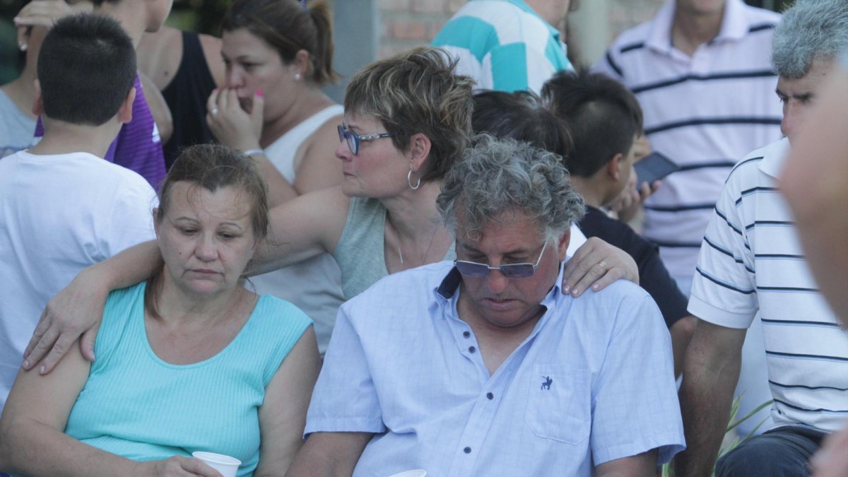 Padres de Emiliano Sala durante una concentración para exigir que no suspendan la búsqueda del jugador.